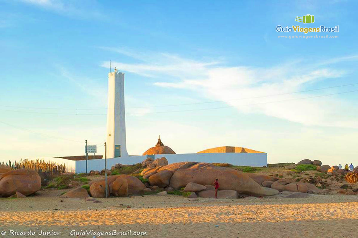Imagem de um monumento na Praia Pedra do Sal.